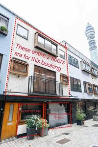 un edificio con un cartel que lee todos estos pisos son para esta librería en Immaculate 1-Bed House in London en Londres