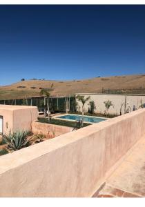 een zwembad voor een huis bij La Villa Berbère in Marrakesh