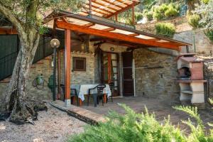 d'une terrasse avec une table et une pergola en bois. dans l'établissement [Lago Trasimeno 15 min.] Casa con A/C e Wi-Fi, à Agello