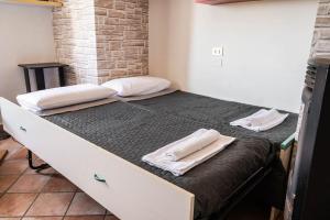 - un lit dans une chambre avec 2 serviettes dans l'établissement [Lago Trasimeno 15 min.] Casa con A/C e Wi-Fi, à Agello