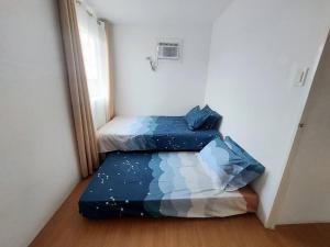 Säng eller sängar i ett rum på Cozy Corner at Camella Subic Vista Estates