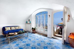 ein Wohnzimmer mit blauem Fliesenboden in der Unterkunft Estate4home- La casa del Maresciallo in Positano