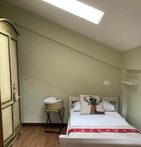 Un dormitorio con una cama y una claraboya. en La cerbiatta, en Castel di Sangro