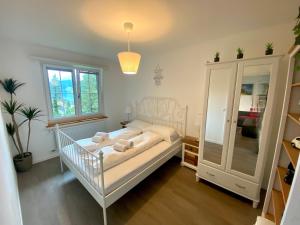 Ένα ή περισσότερα κρεβάτια σε δωμάτιο στο Beautiful flat with nice lake and mountain views