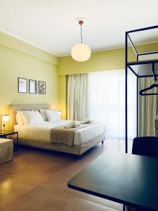 1 dormitorio con cama y ventana grande en ATHENS STORIES, en Atenas