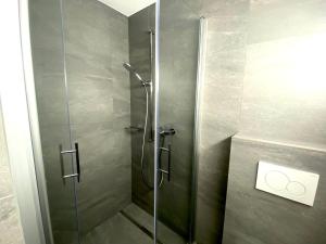Ένα μπάνιο στο Beautiful flat with nice lake and mountain views