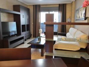 ein Wohnzimmer mit Sofa und Fernseher in der Unterkunft Acogedor apartamento en Burriana centro in Burriana