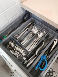 una bandeja de utensilios en un cajón de la cocina en Apartamento Holydais Monica en Murcia