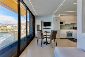 Η κουζίνα ή μικρή κουζίνα στο Brand New - Glass Apt - Ocean Views