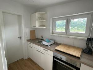 uma cozinha com um balcão, um lavatório e uma janela em Ferienwohnung Pirna mit Elbblick em Pirna
