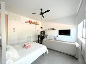 1 dormitorio con 2 camas y TV de pantalla plana en Precioso estudio en Barajas, a un paso del Metro, en Madrid