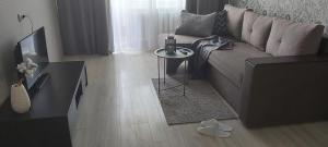 ein Wohnzimmer mit einem Sofa und einem Tisch in der Unterkunft бульвар Олександрійський 137 Comfort house in Bila Zerkwa
