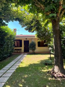 una casa con un albero nel cortile di Natuscia Country Villa - Private Jacuzzi - Garden a Ronciglione