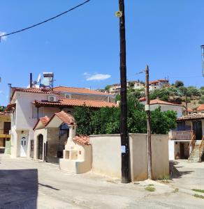 een lege straat in een stad met huizen bij Yiannis Appartments 