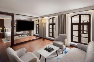 伊斯坦堡的住宿－JW Marriott Istanbul Bosphorus，客厅配有沙发、椅子和电视