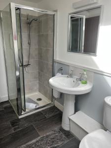 ein Bad mit einem Waschbecken und einer Dusche in der Unterkunft The Haven in Saint Fillans