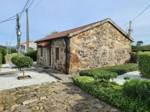 MazaricosにあるA Casiña do Campoの前庭付きの古い石造りの家