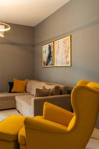 - un salon avec un canapé et une chaise dans l'établissement Cozy Modern Apartment Inside The City Center, à Thessalonique