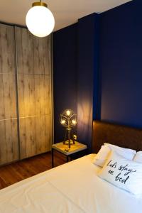 - une chambre avec un lit et une lampe sur une table dans l'établissement Cozy Modern Apartment Inside The City Center, à Thessalonique