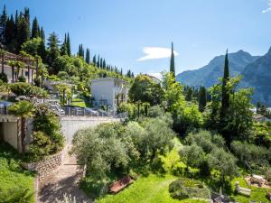 Blick auf einen Berg mit Bäumen und eine Straße in der Unterkunft Hotel Benacus Panoramic in Riva del Garda