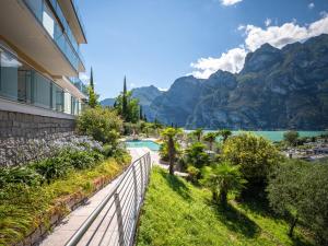 une maison avec vue sur les montagnes dans l'établissement Hotel Benacus Panoramic, à Riva del Garda