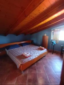 ein Schlafzimmer mit einem Bett in einem Zimmer in der Unterkunft Il Vecchio Lentisco in Alghero