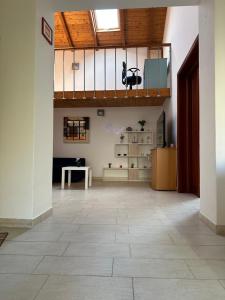 una grande camera con pavimento piastrellato e soffitto in legno di Stylish Loft Trivano Cagliari 2 beds/2 bath a Cagliari
