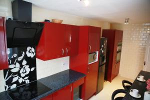 Η κουζίνα ή μικρή κουζίνα στο Luxurious Bedworth Exhall, House +3 φωτογραφίες
