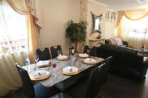 uma mesa de jantar com copos de vinho em Luxurious Bedworth Exhall, House em Exhall