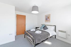 um quarto com uma cama num quarto em Two Bedroom 1 mile from Liverpool Airport em Woolton