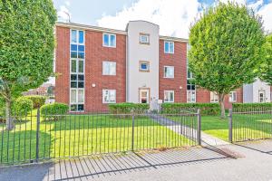 un edificio de apartamentos con una puerta delante en Two Bedroom 1 mile from Liverpool Airport en Woolton