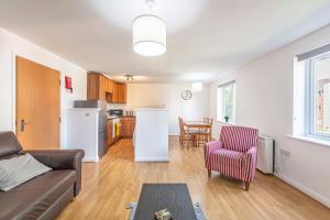 sala de estar con sofá y cocina en Two Bedroom 1 mile from Liverpool Airport, en Woolton