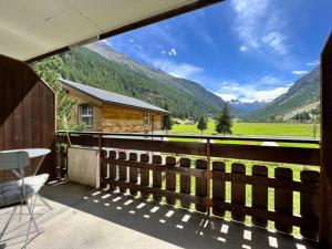 a balcony with a view of a mountain at Pure Comfort! Entire Apartment with Abundant Space near Zermatt in Täsch