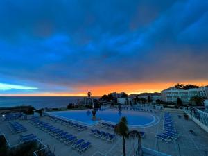 - une vue sur la piscine avec des chaises et l'océan dans l'établissement EXCEPTIONNEL sur CANNES vue mer piscine, à Cannes