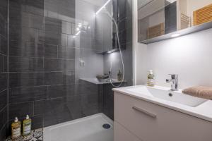 ein Bad mit einer Dusche, einem Waschbecken und einem WC in der Unterkunft City center studio next to Aguille du Midi lift in Chamonix-Mont-Blanc
