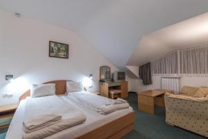 A bed or beds in a room at Hotel Iceberg Bansko