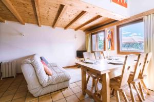 ブール・サン・モーリスにあるChalet cosyの木製のテーブルとソファのあるリビングルーム