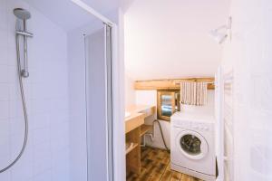 ブール・サン・モーリスにあるChalet cosyの洗濯機と乾燥機を備えたランドリールーム +10枚の写真