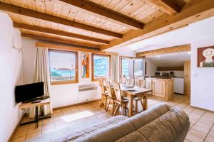 ブール・サン・モーリスにあるChalet cosyのソファとテーブルのあるリビングルーム