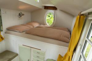 twee bedden op een plank in een tiny house bij Camping Passeier Glamping Tilia in Saltusio