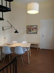 een eetkamer met een tafel en stoelen en een licht bij Triplex près de la Grand-Place in Brussel