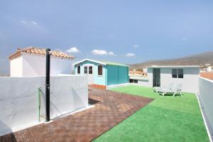a patio with green grass on the roof of a house at Los Morales in Arico