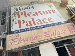 una señal para un palacio de teatro al lado de un edificio en Hotel pleasure palace, en Bhopal