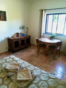 Habitación con mesa, mesa y sillas. en Casa Ritmo do Mar, en Quatrim do Sul