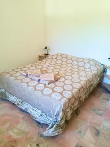 una cama en una esquina de una habitación en Casa Ritmo do Mar, en Quatrim do Sul