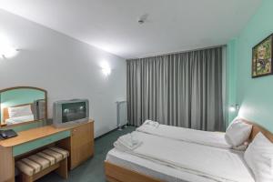 A bed or beds in a room at Hotel Iceberg Bansko