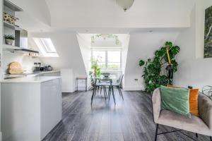 eine Küche und ein Wohnzimmer mit einem Tisch und Stühlen in der Unterkunft Gorgeous Hampstead Flat in London