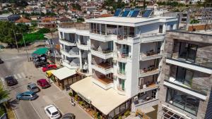 una vista aerea di un edificio in una città di Hotel Prego a Ulcinj