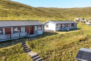 dwa domki na zboczu wzgórza w obiekcie Arctic Lodging North Cape w mieście Skarsvåg