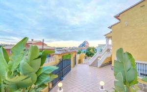 balcone con vista su un edificio di Casa Rose - 4-Bed villa with private pool in Calpe a Calpe